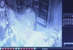 Gaz dolumu yapılan çakmağın patlaması kamerada