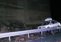 Bitlis-Baykan kara yolunda heyelan; kaya parçaları otomobile isabet etti