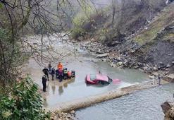 Dereye devrilen otomobilde sıkışan sürücüyü boğulmaktan AFAD ekipleri kurtardı