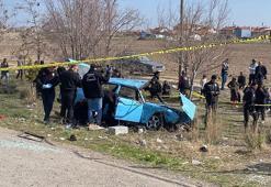 Otomobilin, otobüs durağına daldığı kazada sürücünün eşi de öldü