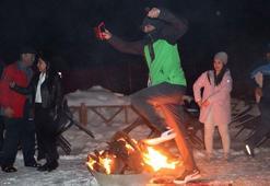 İranlı turistler nevruz ateşini Palandöken'de yaktı