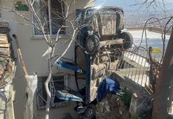 Bina ile istinat duvarı arasına düşen otomobilin sürücüsü kurtarılamadı