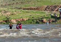Şanlıurfa'da sel sularına kapılan 3 kadın kurtarıldı, 1 çocuk kayıp