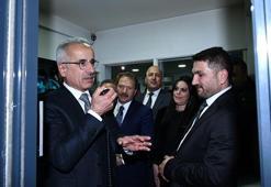 Bakan Uraloğlu taksi durağında telefona bakıp 'Ben bakanım, durakta nöbetçiyim' dedi