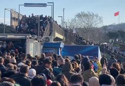 Altunizade'de metrobüs arızalandı; duraklarda yoğunluk oluştu