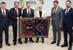 Bakan Göktaş, atölyede kadınlarla birlikte halı dokudu