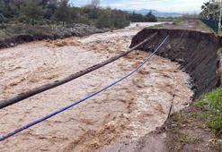 Osmaniye'de şiddetli yağış; Karaçay Deresi'nin kenarındaki toprak yol çöktü