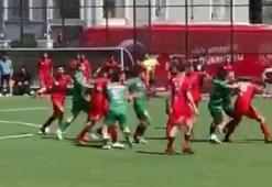 Futbol turnuvasında oyuncuların tekme tokat kavgası