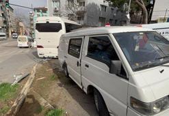 Freni boşalan servis otobüsü, minibüs ile binanın önündeki korkuluklara çarptı