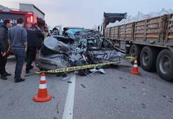 Karşı şeride geçen otomobil TIR'ın altına girdi: 2 ölü, 1 yaralı
