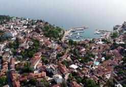 Geceleri nüfusu on binleri geçen mahallede 83 seçmen, 3 muhtar adayı için oy kullanacak