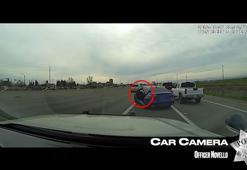 ABD’de şüphelinin, aracın kapısına tutunarak sürüklendiği anlar polis kamerasında