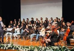 Atatürk'ün yapay zekayla oluşturulan sesine orkestrayla eşlik ettiler