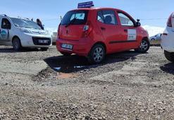 Yüksekova'da direksiyon eğitmenleri, çukurlara tepki için yolu trafiğe kapattı