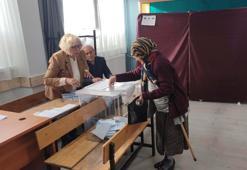 Muğla'da oy vermeye bastonlarıyla geldiler