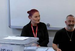 Candan Erçetin sandık görevlisi oldu, aynı okulda Cem Yılmaz oy kullandı