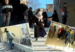 Yaşlı ve engelliler oy kullanmak için merdivenleri aştı