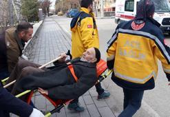 90 yaşındaki seçmen, sandık başına sedye ile götürüldü