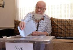 Oylarını evlerine getirilen seyyar sandıkta kullandılar