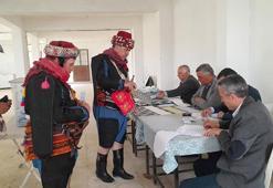 Efe kıyafetleri ile oy kullandılar