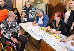 Sandık başına ambulansla giden seçmen: Canım çıkmadıkça her seçimde oy kullanmaya geleceğim