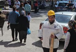 Madenci, oy kullanmaya işçi kıyafeti, bareti ve kemençesiyle geldi