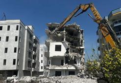 Erdemli’de yan yatan bina yıkılıyor