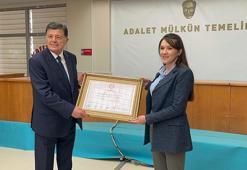 Bartın'da 17 yıl sonra yeniden başkan seçilen Yalçınkaya, mazbatası aldı