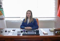 Türkiye'nin en genç belediye başkanı Zeynep Çelik, mazbatasını aldı
