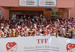 TFF'den 950 depremzede öğrenciye Milli Takım forması