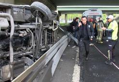 Basın Ekspres yolunda polisleri taşıyan servis minibüsü devrildi; 6 yaralı