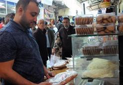 Depremde zarar gören tarihi Uzun Çarşı'da bayram yoğunluğu eski günleri aratmadı