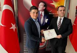 'Şirinler köyünün şirin muhtarı' mazbatasını aldı