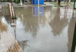 Kızıltepe'de sağanak; cadde ve sokaklar suyla doldu