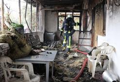 40 yıllık evi, çocukların kapı önünde sünger yakmasıyla küle döndü