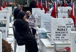 Ankara'da arife gününde şehitlikler ziyaretçilerle doldu