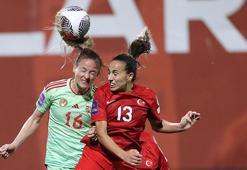 A Milli Kadın Futbol Takımı, Macaristan'ı son dakikalarda bulduğu gollerle geçti