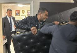 Mazbatasını alan Savur Belediye Başkanı AK Parti'li Hamidi, makam odasının kapısını söktürdü