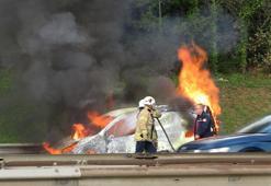 Ümraniye'de hafif ticari araç alev alev yandı
