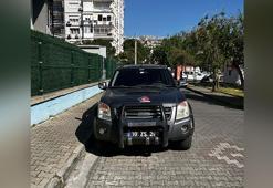2 çocuk, Balıkesir'den çaldıkları resmi plakalı kamyonetle İzmir'de yakalandı