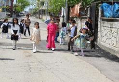 Bacağına protez takılan Dicle, arkadaşlarıyla bayram şekeri topladı