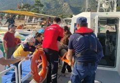 Teknede düşen İngiliz turist, Sahil Güvenlik botu ile hastaneye götürüldü