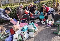 Atıklardan ürettiği kuş yemlikleri ve yuvasını, 200 kuş türünün yaşadığı Hevsel Bahçeleri ile gölet çevresindeki ağaçlara astı