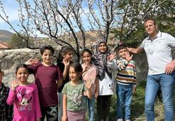 Köy okulunda 9 öğrenciye öğretmenlik yapıyor