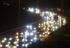 Otoyolun Bolu geçişinde gece saatlerinde bayram trafiği yoğunluğu arttı
