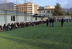 Bakır yüklü TIR'ın dorsesinden 64 kaçak göçmen çıktı