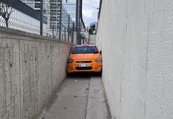 Alkollü sürücünün polisten kaçtığı taksi, iki duvar arasına sıkıştı