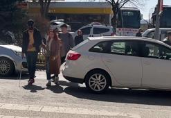 Görme engelli bastonuyla caddede sosyal deney yaptı; sürücüler üzdü, halkın duyarlılığı sevindirdi