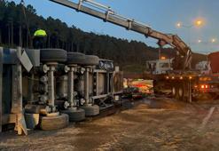 Kuzey Marmara Otoyolunda TIR devrildi: 1 yaralı