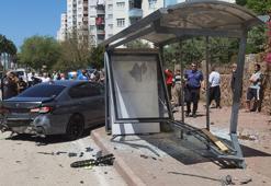 Otomobil, otobüs durağına daldı: 2’si ağır, 7 yaralı